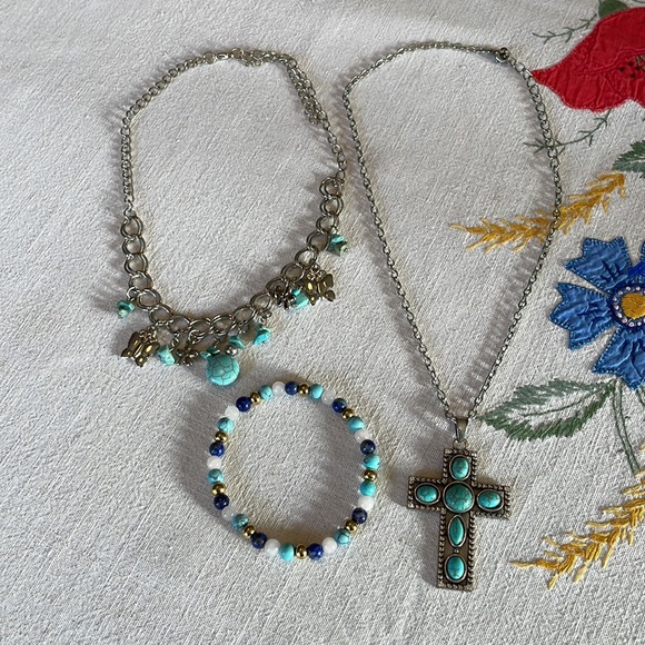 Necklaces (2), bracelet (1), faux silvertone chains & faux silver/turqoise/beads - Picture 3 of 12